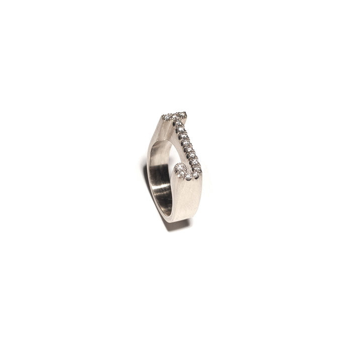 THE LETTER J RING 750 YELLOW GOLD VS DIAMONDS